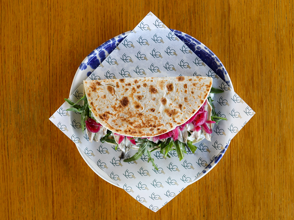 Piadina Squacquerone, alici marinate, rucola e cipolla rossa marinata | Kalamaro Fritto Osteria