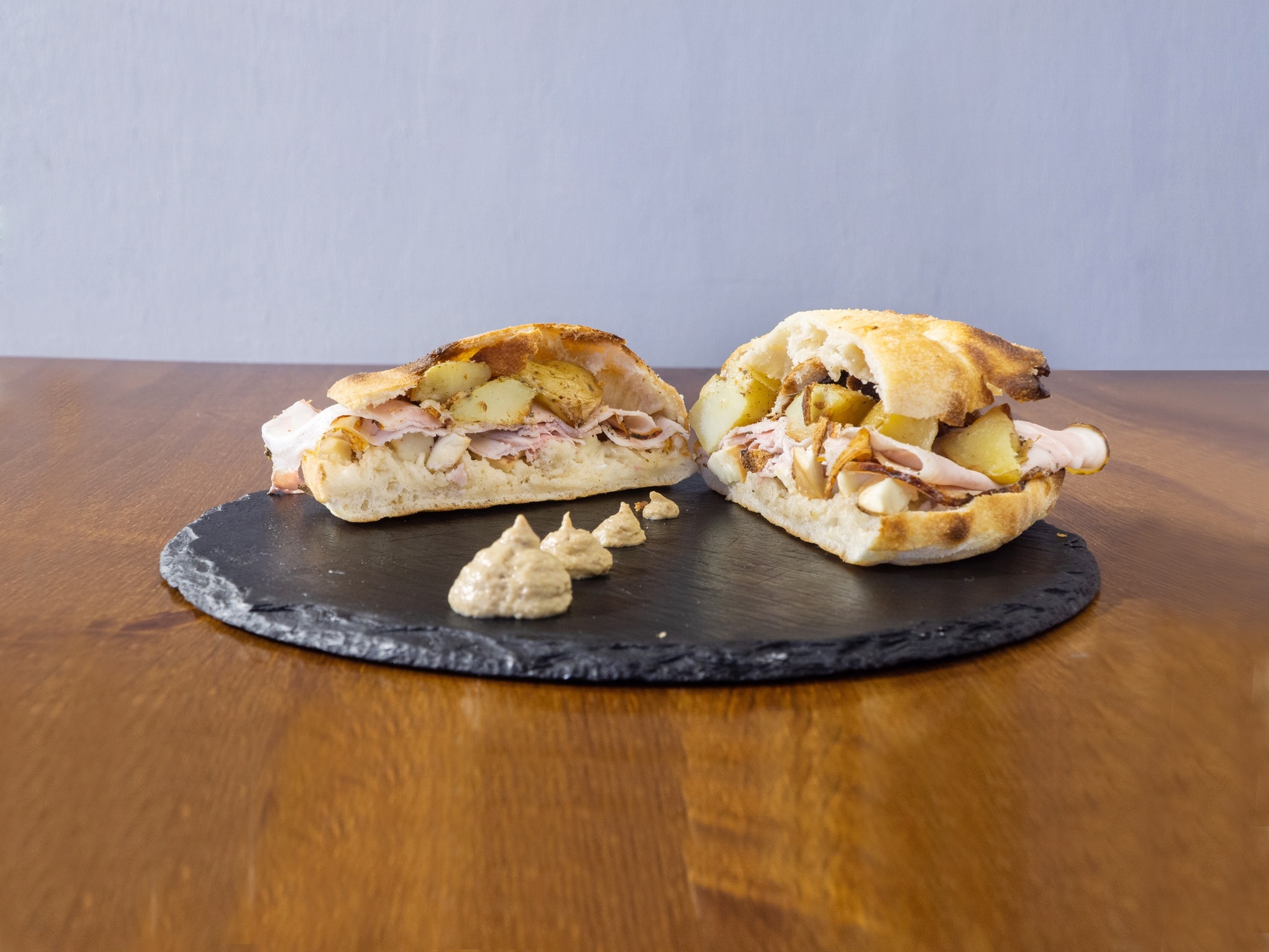 Puccia pugliese porchetta e patate al forno | L'Artrov Bar Trattoria