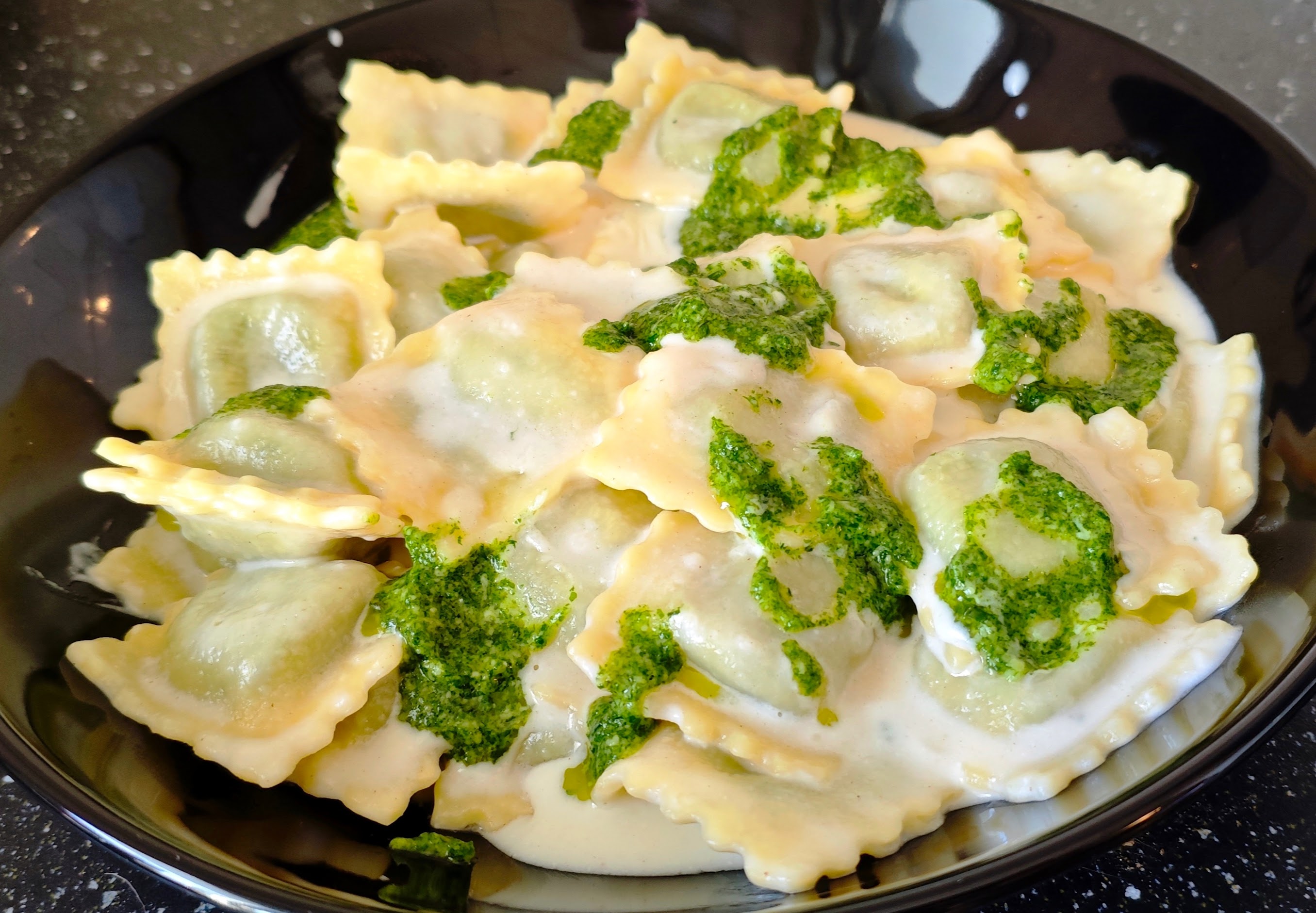 Ravioli ricotta e spinaci con squacquerone e pesto di rucola  | La Bottega del Gusto