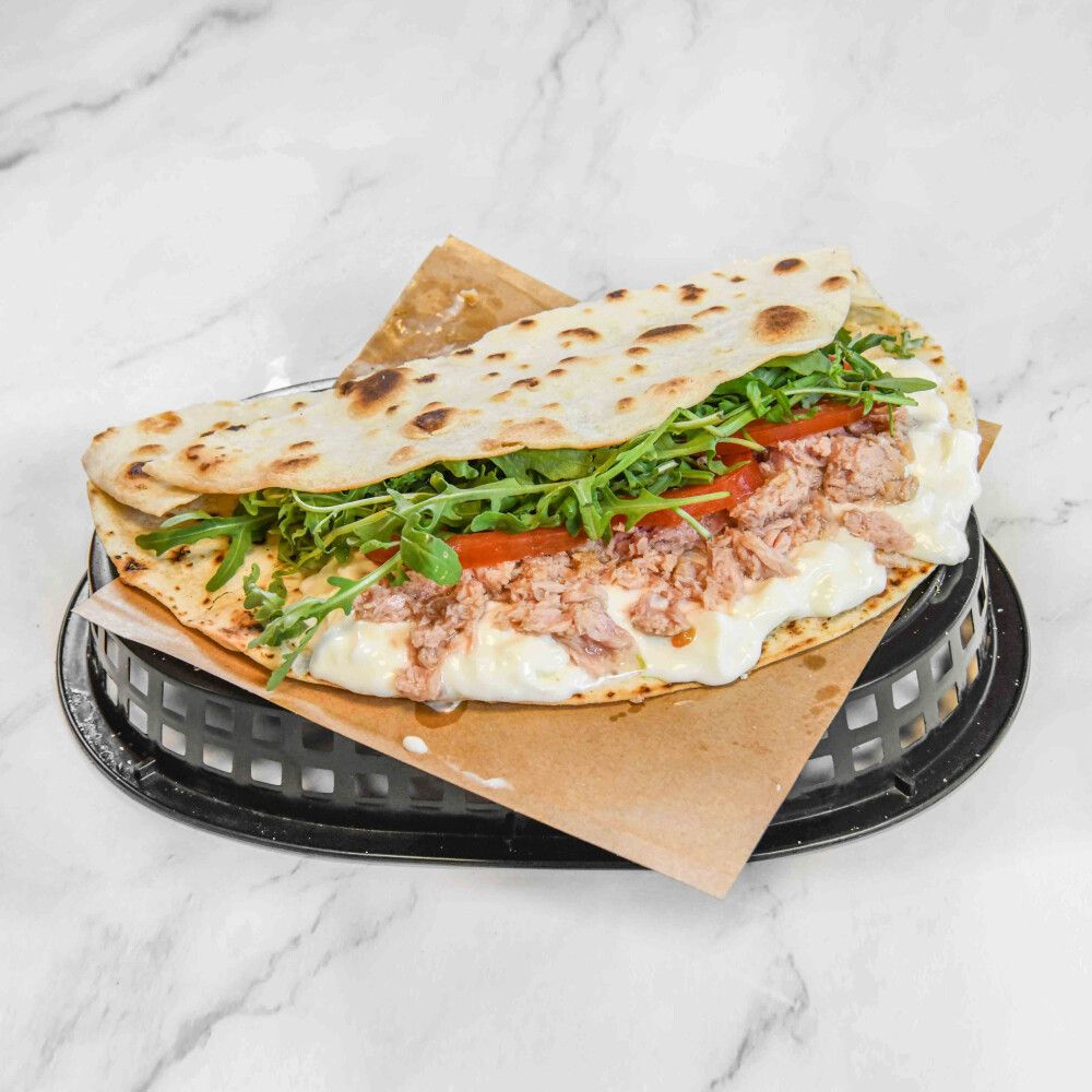 Piada con tonno, mozzarella e pomodoro, rucola | Crusco Burger & Co.