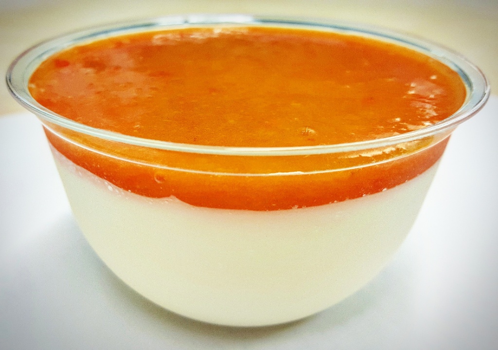 Panna cotta con salsa di albicocche | Togliti la voglia