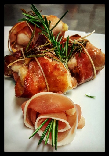 Fagottini di pollo speck e erbe miste | Togliti la voglia