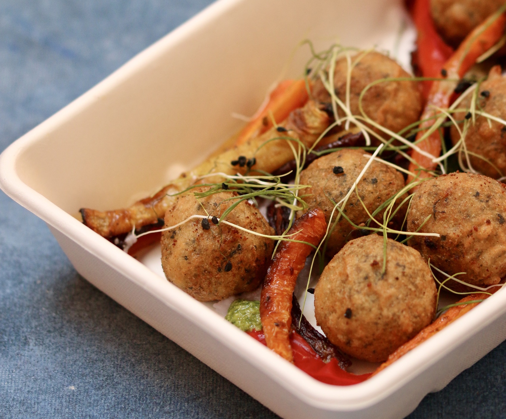 Falafel con salsa di Yogurt ed Avocado, pesto alla rucola e mix di verdure di stagione | Pepeverde