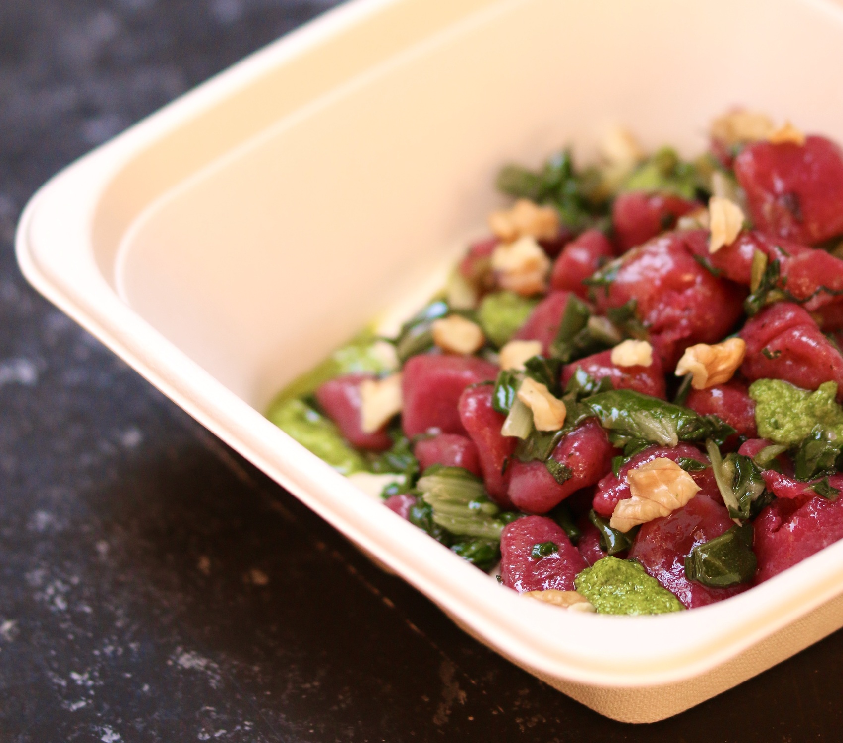 Gnocchi di Patate e Rapa Rossa alla Salvia e Bietole con Crema di Anacardi, Pesto di Rucola e Noci | Pepeverde