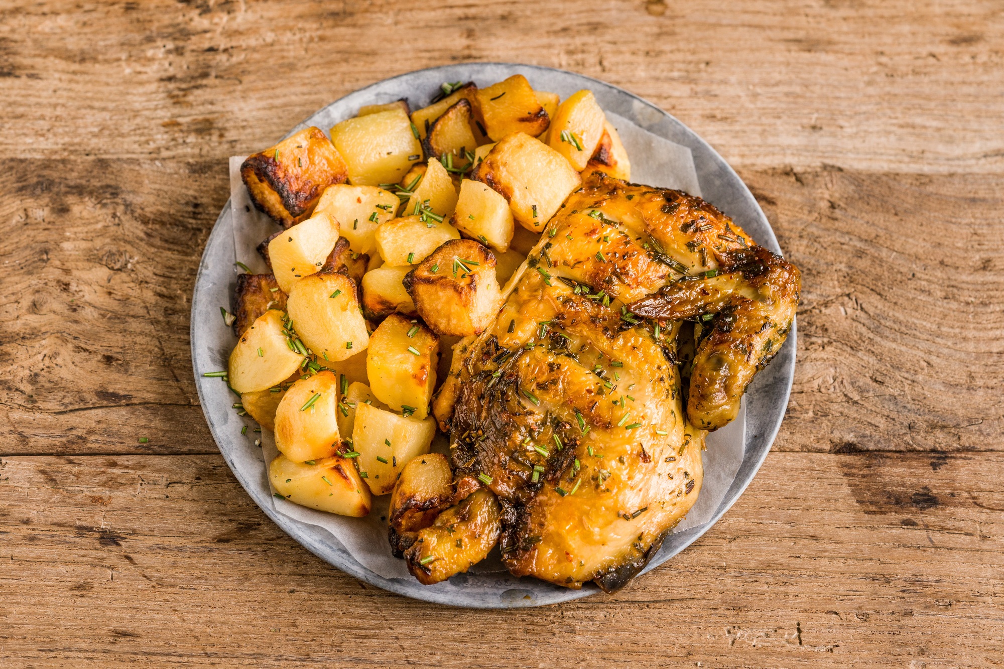 Mezzo Pollo marinato alla diavola leggermente piccante con rosmarino e patate al forno | Pollo & Friends Riccione Il Boschetto