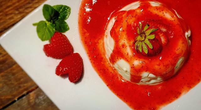 Panna cotta con salsa di fragola | Togliti la voglia