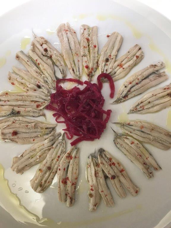 Sardoncini marinati al pepe rosa e tropea a julienne | Ristorante Protti