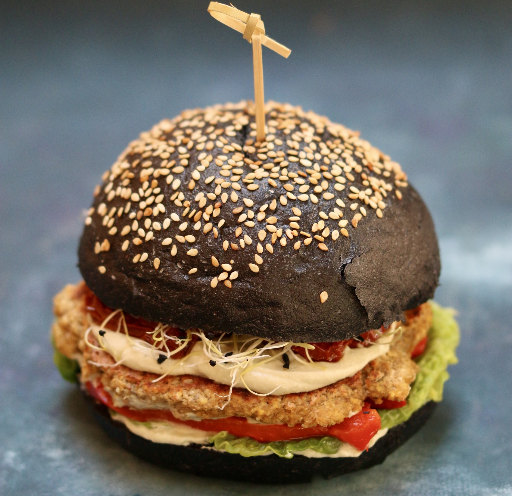 Panino con Farina di Riso, Burger di Lenticchie, Peperoni, Bietola, Verza, Pomodori all’Olio, Germogli di Porro | Pepeverde