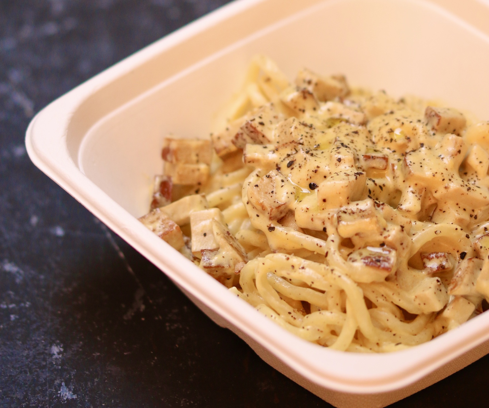 Spaghetti alla Carbonara con Crema di Soia e Zucca, Dadini di Tofu Affumicato, Grana e Pioggia di Pepe Nero | Pepeverde