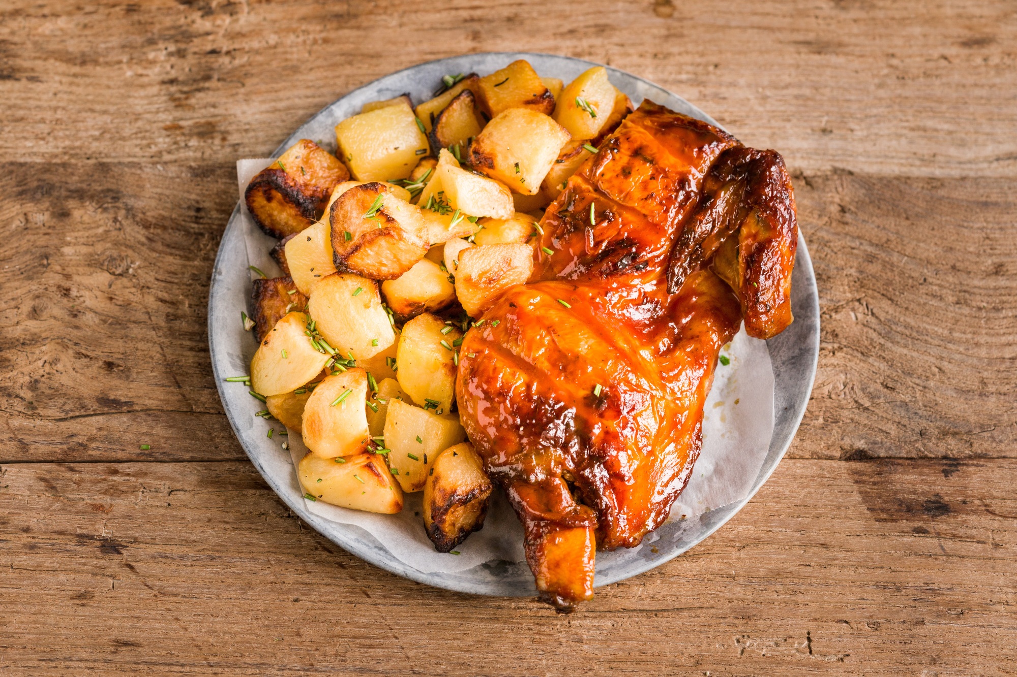 Mezzo Pollo marinato con salsa BBQ e patate al forno | Pollo & Friends Pesaro Mirafiori