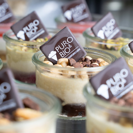 yogurt con tenerina al cioccolato sbriciolata e salsa mango e maracuja (vasetto grande) | Puro & Bio Rimini