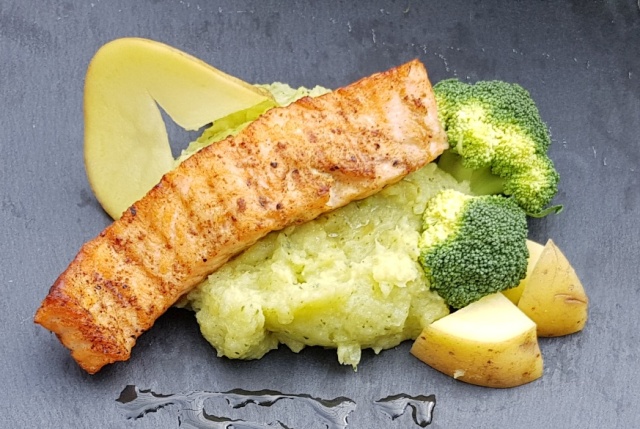 Trancio di salmone alla griglia con purè di broccoli | Togliti la voglia