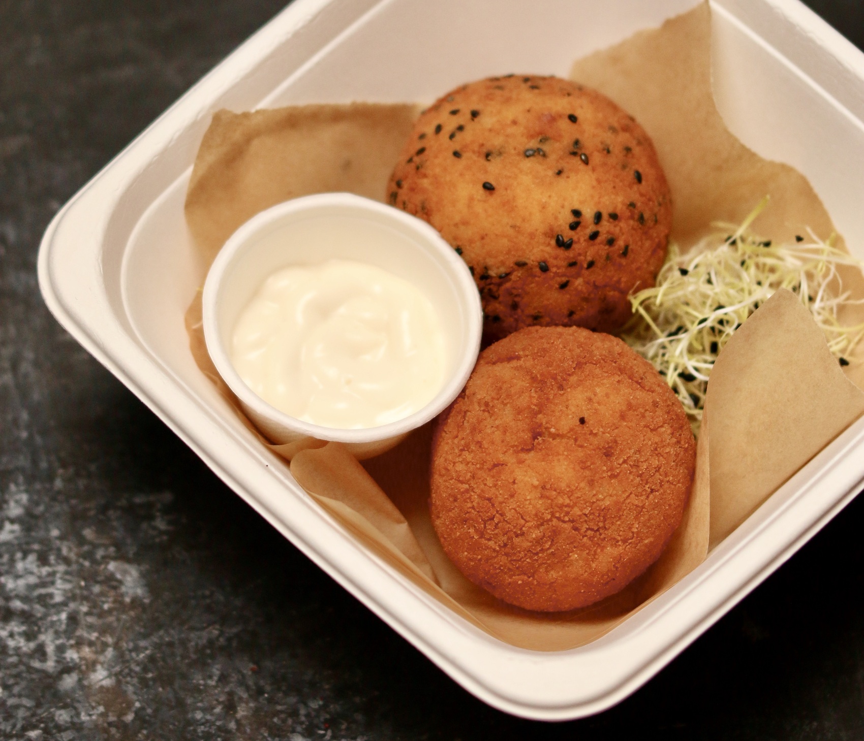 1 Arancino con Peperoni e Salsa Agrodolce e 1 Arancino con Verdure di Stagione | Pepeverde