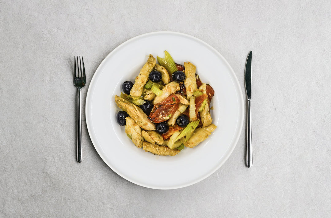 Insalata di pollo con olive nere, sedano e pomodorini | Soccia Alimentari