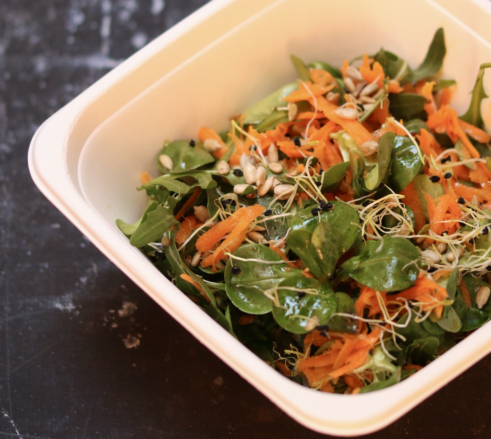 Insalata con Valeriana, Rucola, Carote, Germogli di Porro, Semi di Girasole Tostati e Condita al Limone | Pepeverde