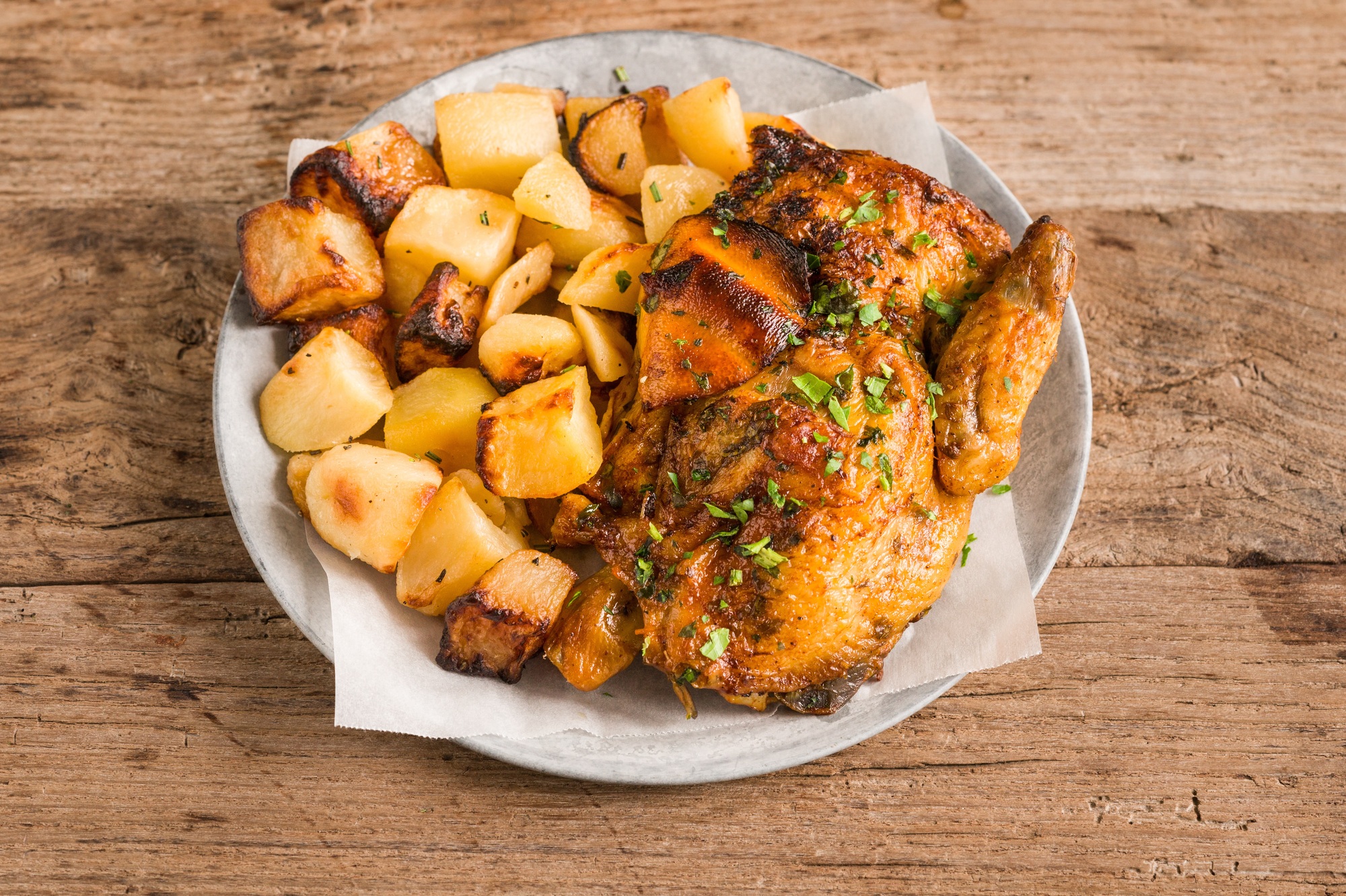 Mezzo Pollo marinato alle erbe aromatiche e limone e patate al forno | Pollo & Friends Pesaro Mirafiori