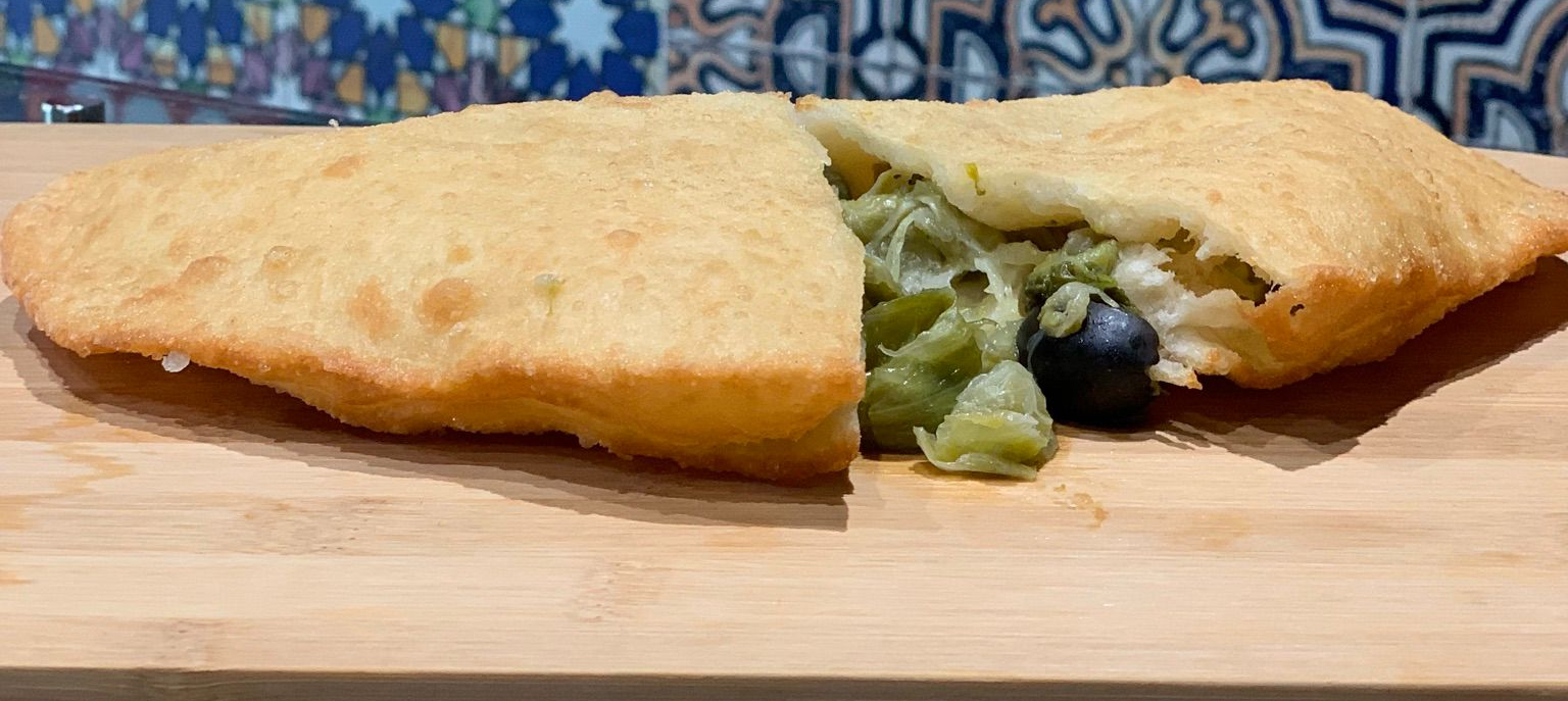 Calzone Fritto Scarola con Olive e Capperi | Orosciò - Pizza fritta da passeggio 