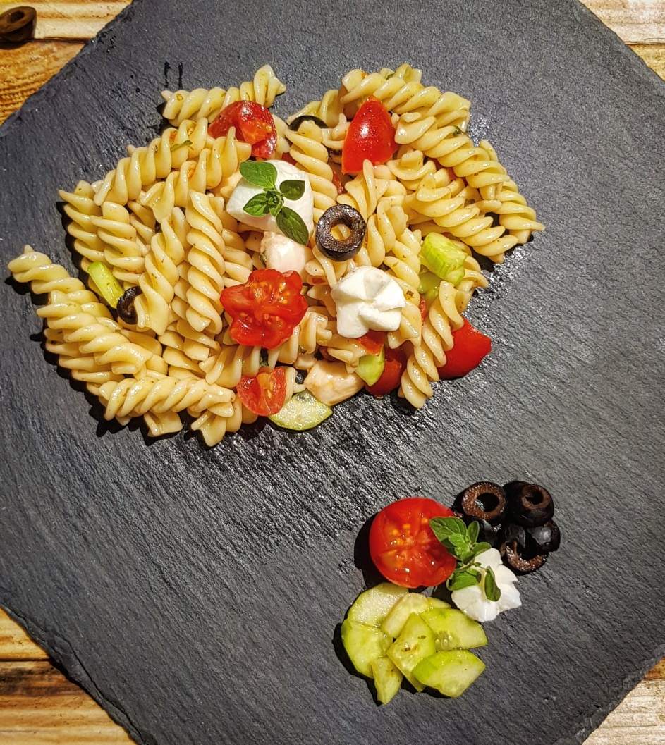 Pasta fredda mozzarelline cetrioli olive e pendolini | Togliti la voglia