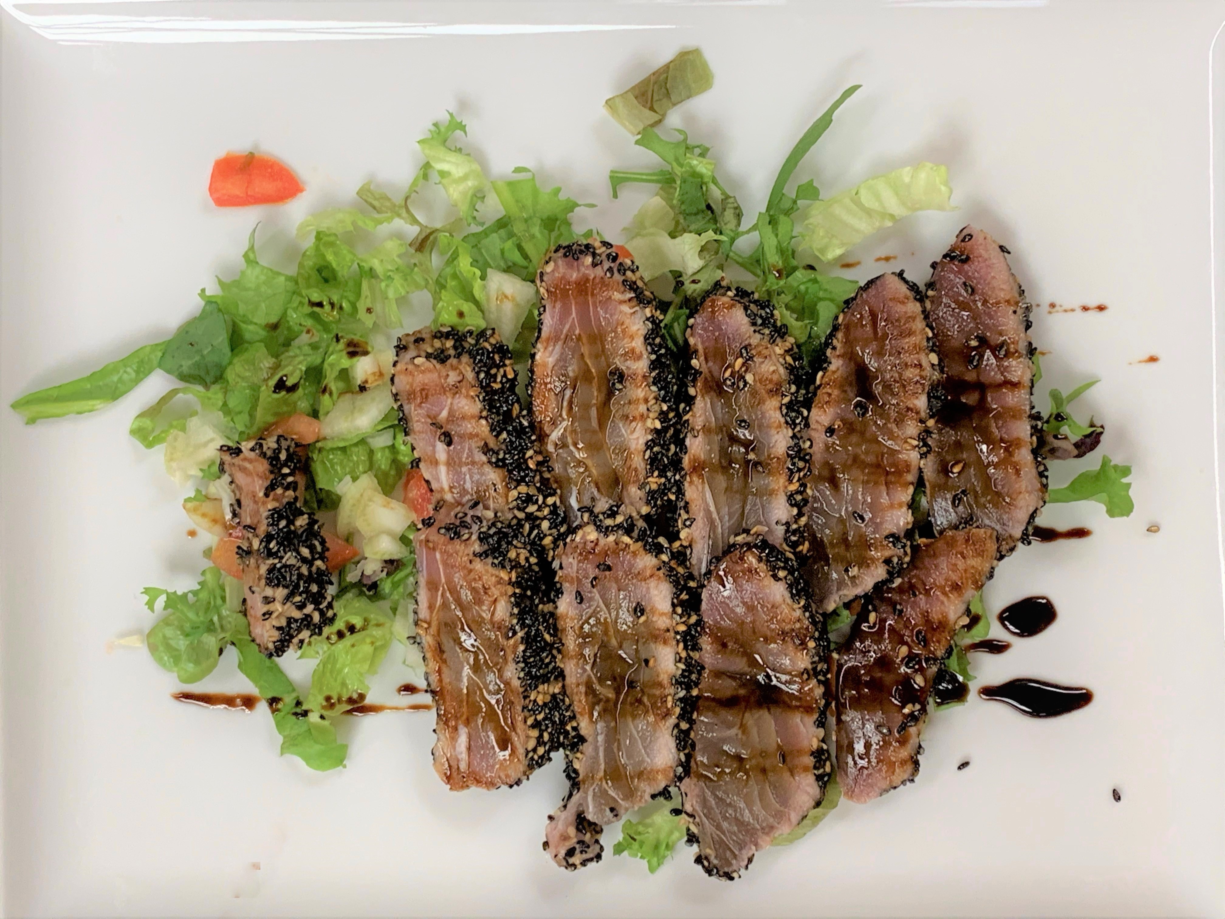 Tagliata di tonno al sesamo e misticanza al balsamico | Ristorante Protti