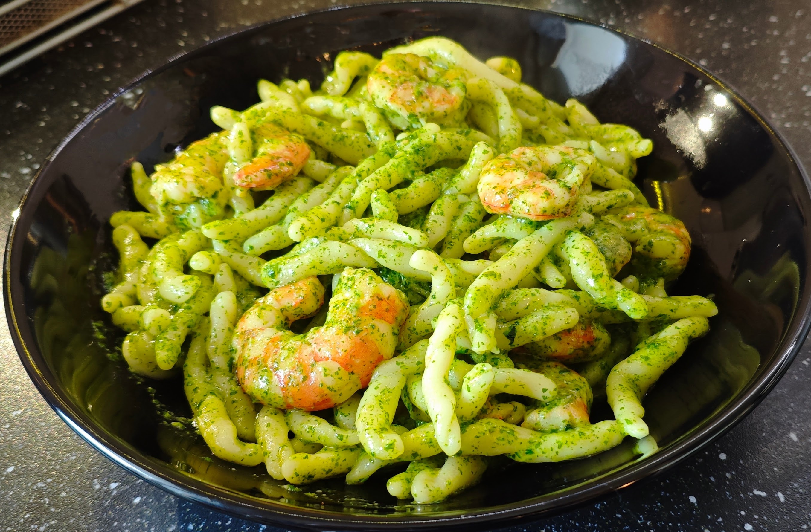 Strozzapreti con pesto di rucola e gamberi  | La Bottega del Gusto