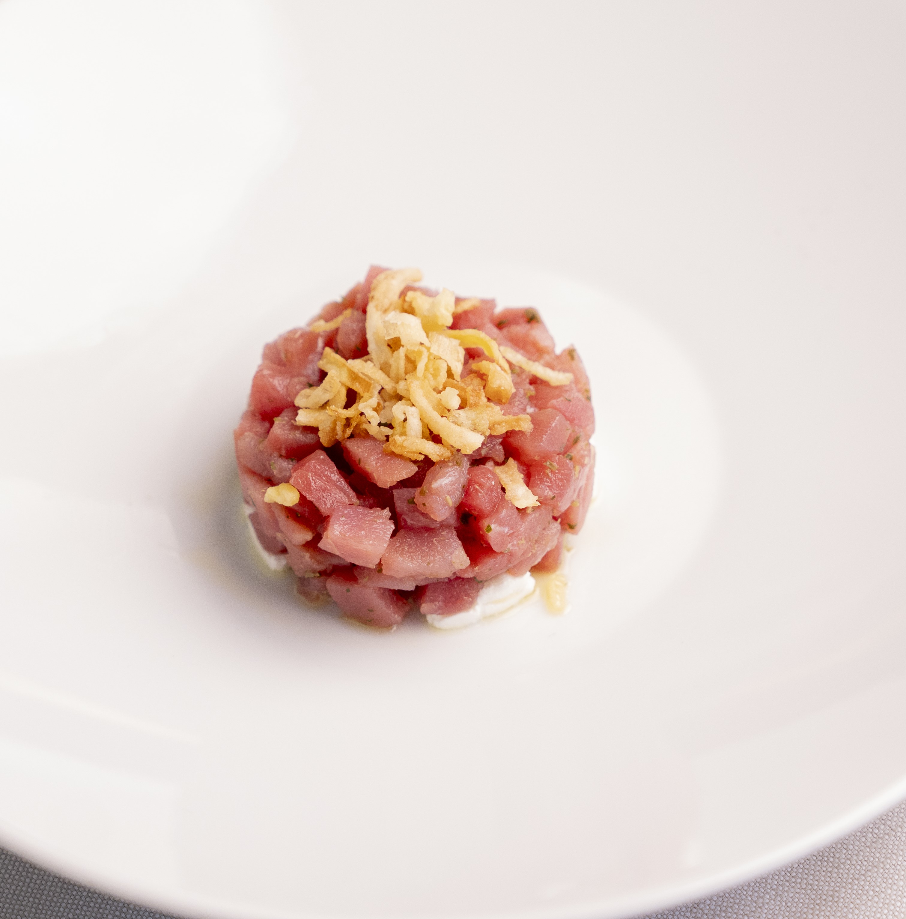 Tartare di tonno, caprino, capperi e porri fritti | Ristorante Protti