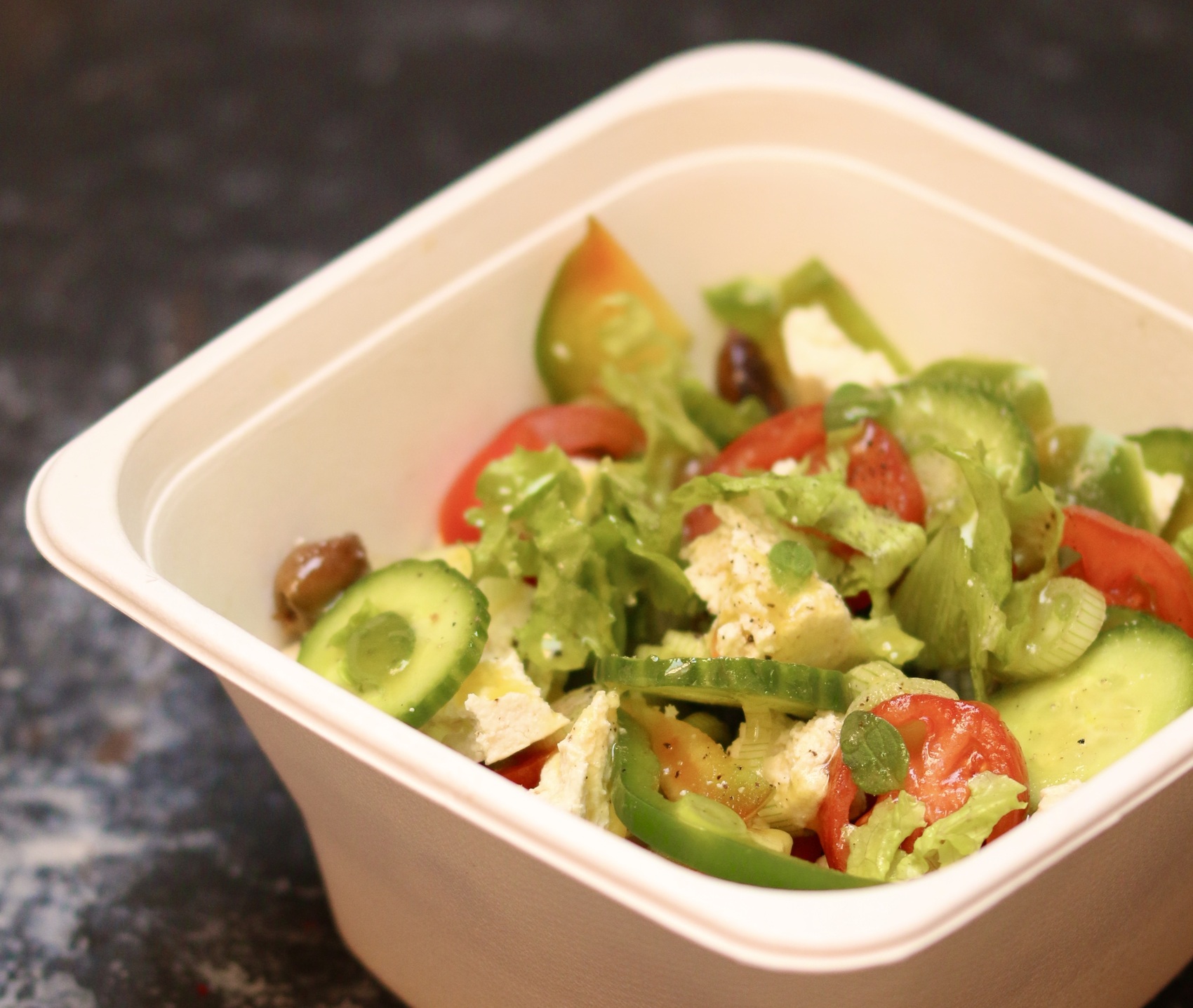 Insalata Greca, Insalatona con Tofu Fermentato Marinato al Miso, Lattuga, Pomodori, Cetrioli, Peperoni, | Pepeverde