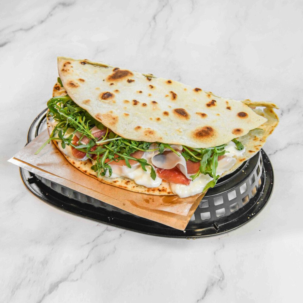 Piada con crudo, rucola, squacquerone | Crusco Burger & Co.